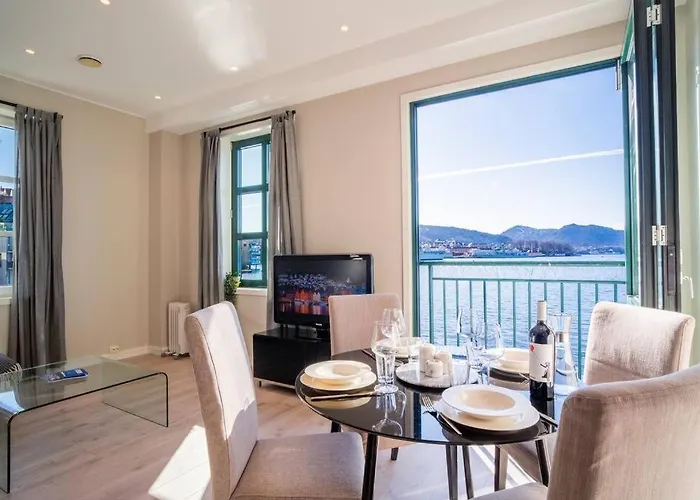 Seafront Apt. With Elevator And French Balcony * ベルゲン